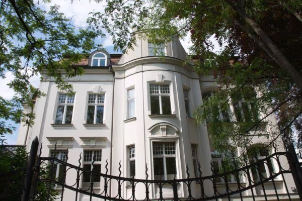 Jugendstilvilla unter Akazien: Praxis Qi-Hypnosia®im Therapeium Berlin Zehlendorf