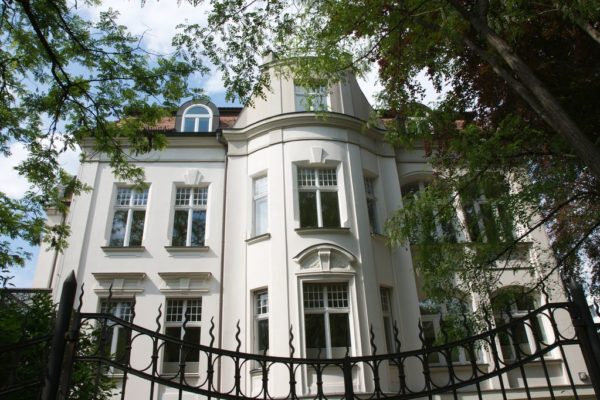 Jugendstilvilla mit Bäumen